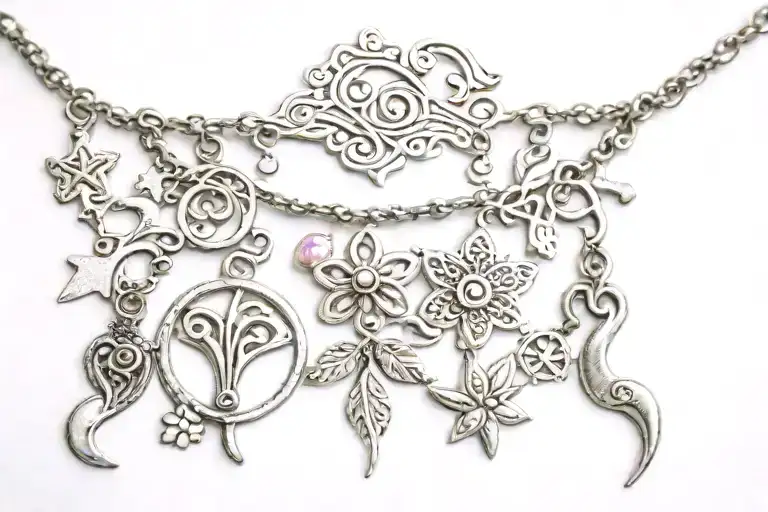 a beautiful and meaningful tattoo idea! A thin anklet design with charms representing your dreams, family, and luck, alo tattoo design idea