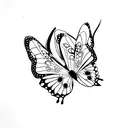 Papillon divisé avec un côté floral et un côté papillon afin de creer une composition en rajoutant un trèfles à 6 feuill tattoo design idea